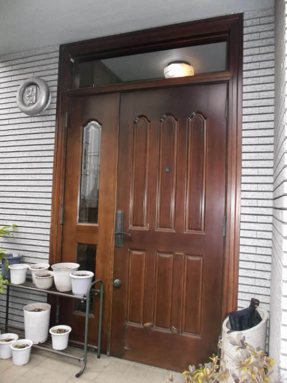 子扉付の木製ドア